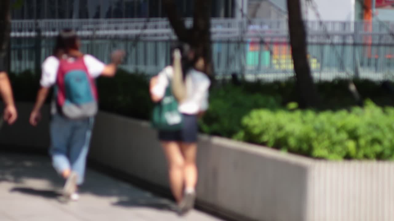 세 사람이 만나서 각자의 길을 습니다.