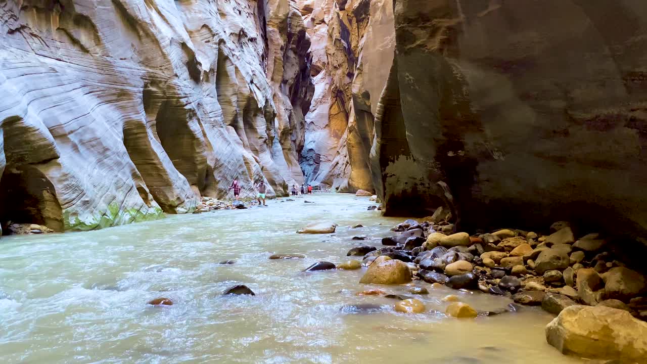 caminar por los estrechos, el parque nacional de sión, aventura familiar