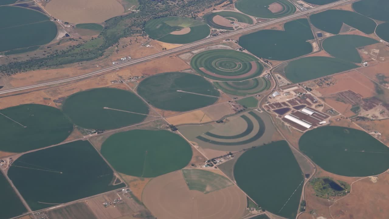 un avión aéreo una vista en los campos circundados de riego cerca de pearce, arizona, ee.uu.