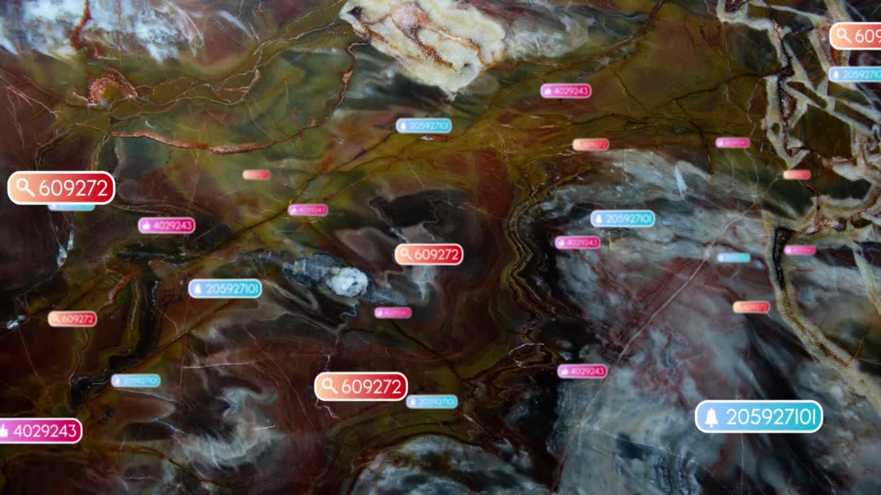 animación de iconos de redes sociales y texto sobre fondo de piedra