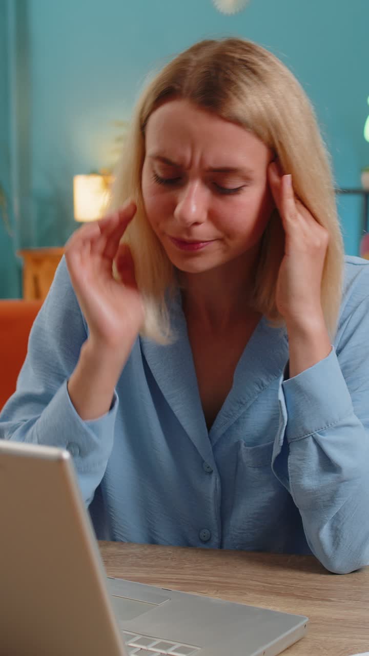 Una donna d'affari stanca e malata che soffre di mal di testa, problemi di tensione, emicrania, stress a casa, alla scrivania dell'ufficio.