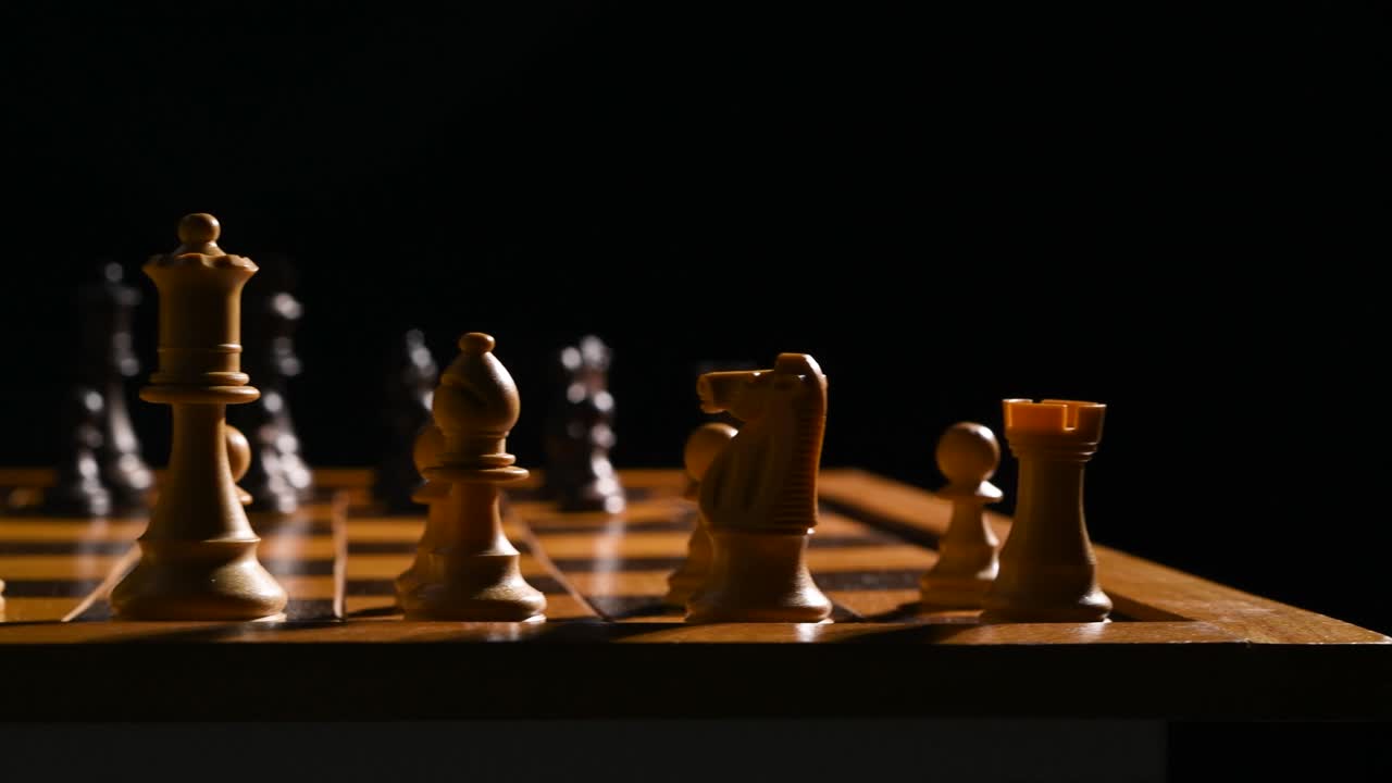 piezas en un tablero de ajedrez, la cámara se mueve a través del tablero desde la derecha a la izquierda, luego de vuelta de la izquierda a la derecha