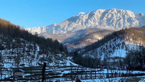 Paisaje-De-Montaña-En-La-Vida-Rural-Pueblo-Rural-En-El-Bosque-De-Hircanian-Gente-Local-La-Agricultura-Es-Arrozales-Campo-Agrícola-Colinas-Forestales-Cubiertas-Por-Nieve-Y-Luz-Solar-Con-Temperatura-Cálida-Al-Atardecer