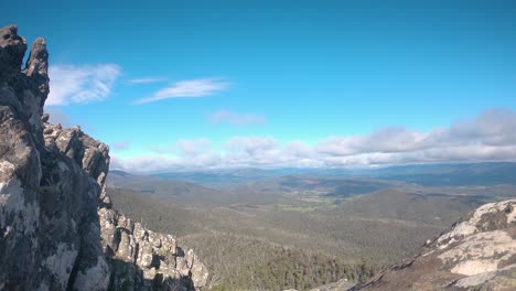 Zeitraffer-Von-Wolken,-Die-Sich-über-Das-Hochland-Von-Victoria-Bewegen,-Während-Sie-Sich-Auf-Einem-Berg-In-Der-Great-Dividing-Range-Befinden