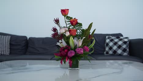 tiro estático de decoração de flores em uma sala de estar