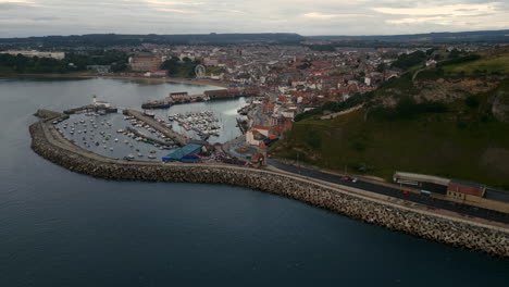 Aufnahme-Einer-Drohnenaufnahme-Des-Hafens-Von-Scarborough-An-Einem-Bewölkten-Morgen