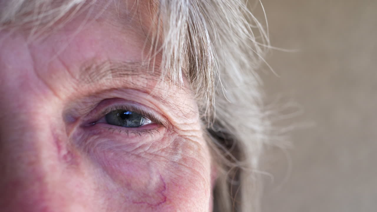 cierre el ojo de una anciana que se somete a un examen en el optometrista para anteojos recetados