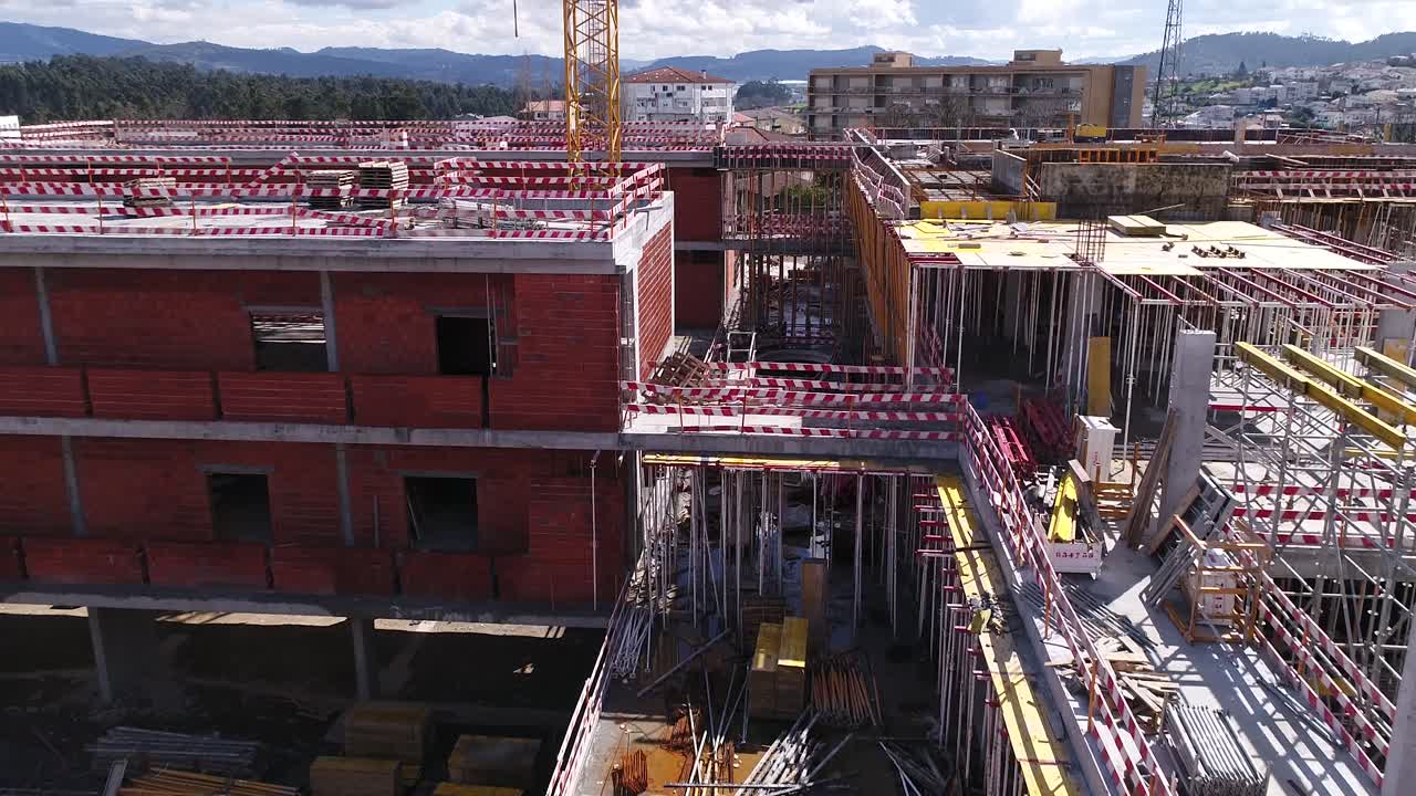 construcción de edificios con grúas vista aérea