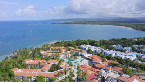 resorts de playa y hotel con paisaje marino azul tranquilo en verano en playa dorada, república dominicana