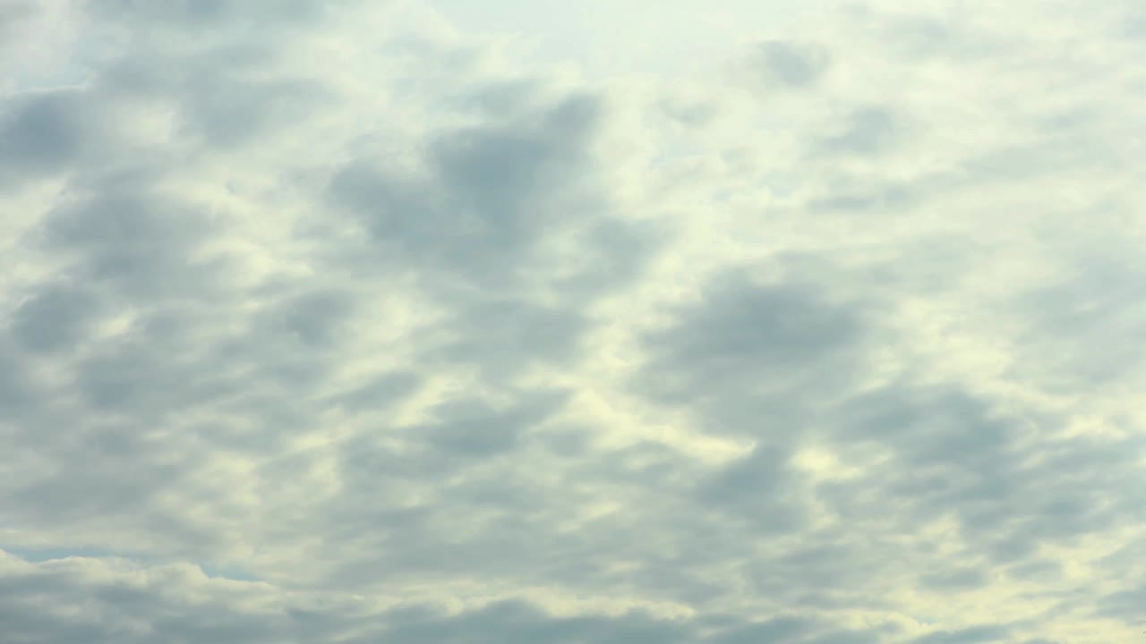 시간의 흐름 어두운 큐러스 구름이 멀리서 물러납니다.