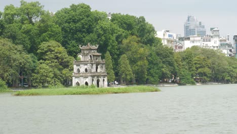 Torre-De-Tortugas,-Pequeña-Torre-En-Medio-Del-Lago-Hoan-Kiem,-Hanoi,-Vietnam