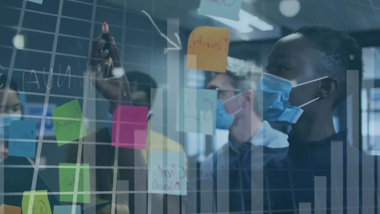 Animation de traitement de données financières sur divers professionnels masqués prenant des notes.