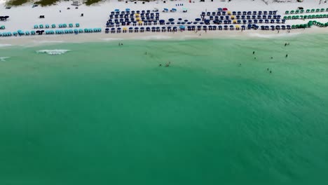 Luftaufnahme-Des-Sommerurlaubs-Am-Tropischen-Strand-Mit-Sonnenschirmen