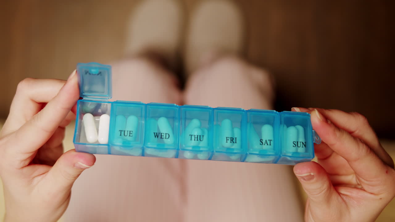 mujer con un organizador de pastillas