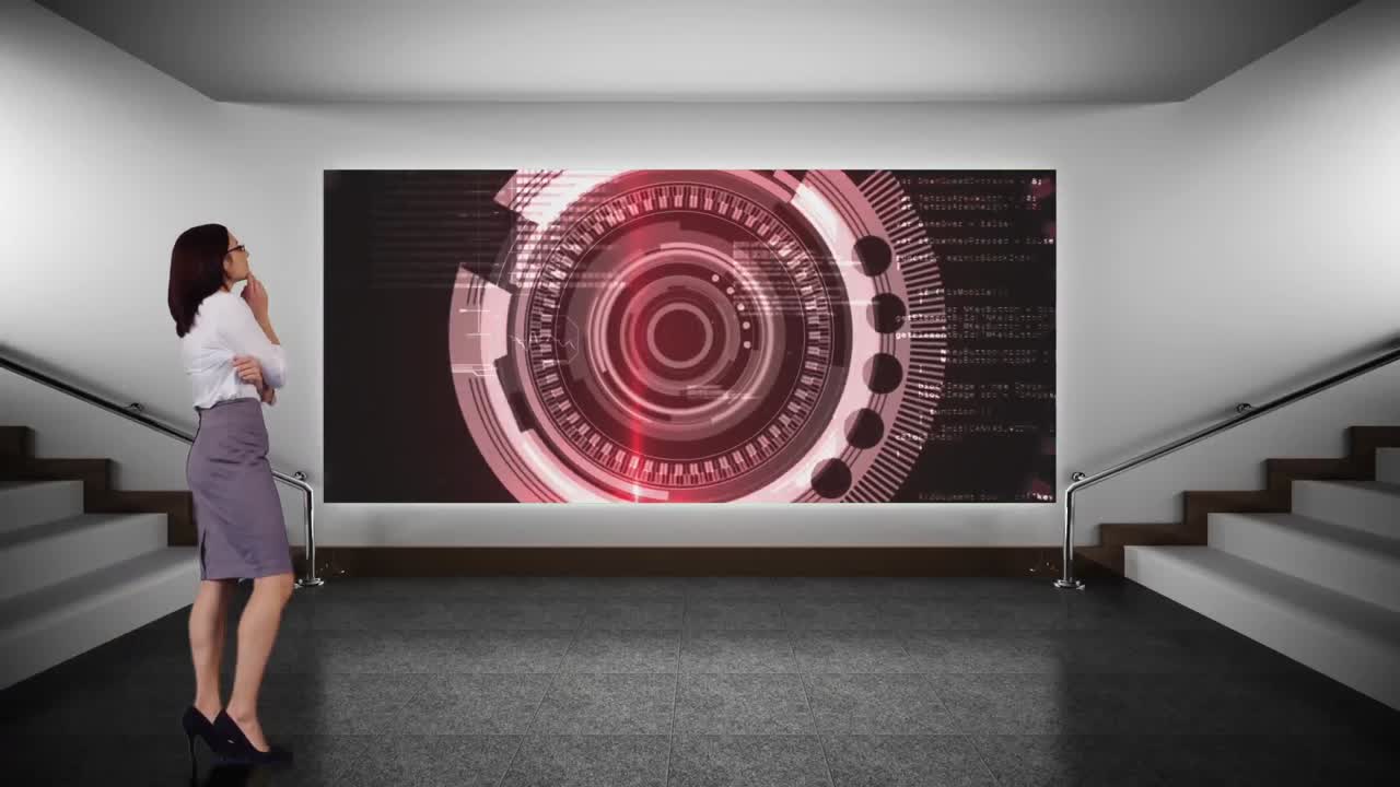 mujer viendo un video en lcd