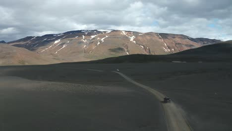 Road-trip-in-Icelandic-Highlands-with-epic-surroundings