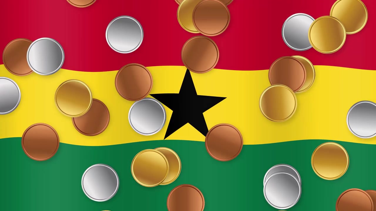 Monete metalliche miste cadono continuamente su sfondo di una bandiera nazionale del Ghana sventolante