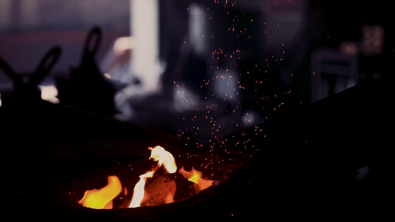 금속을 주조하려면 고온이 필요하고 녹으면 불꽃 같은 빛을 냅니다.