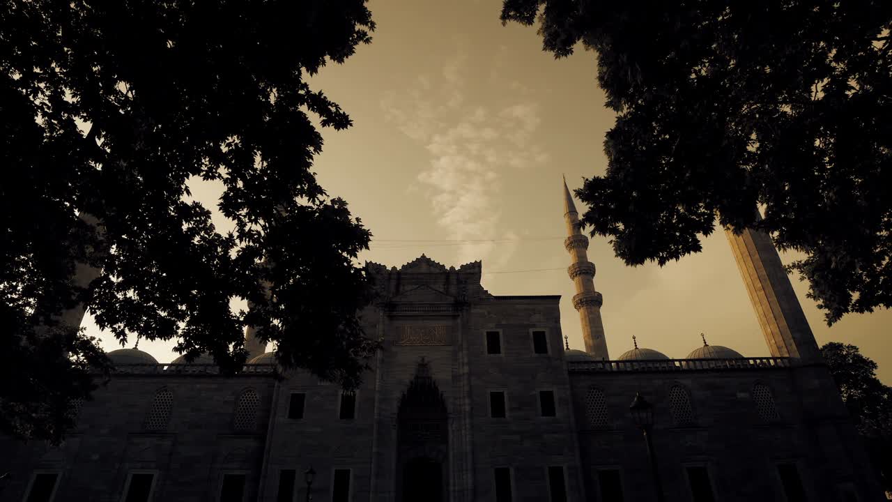 Vista maestosa della Moschea di Solimano a Istanbul, Turchia, all'alba e al tramonto.