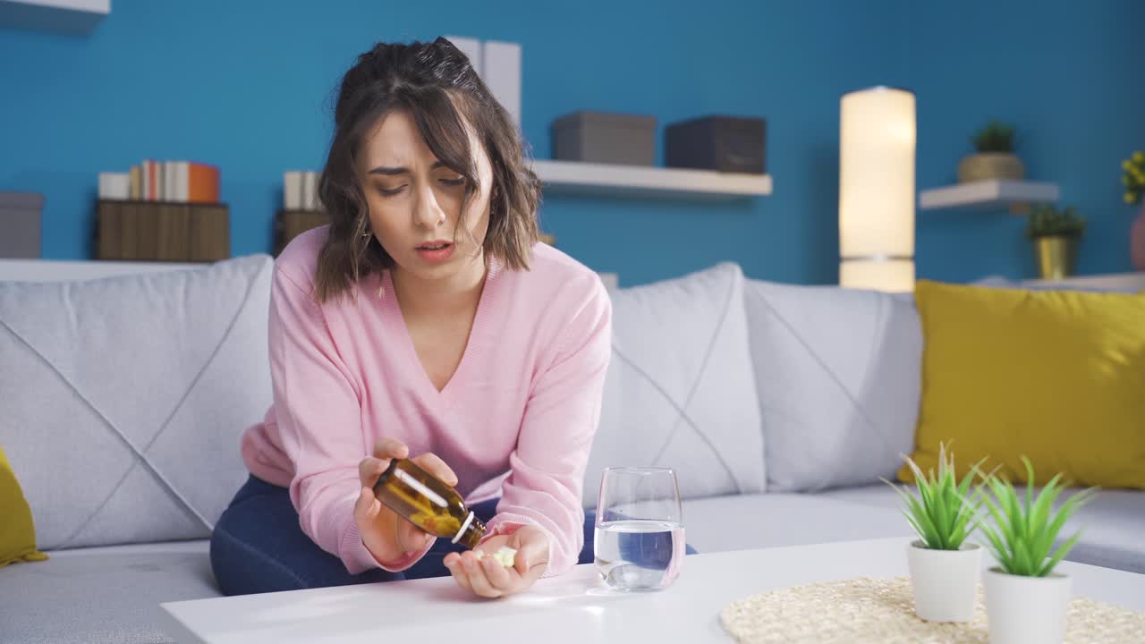 una joven preocupada y deprimida se suicida.