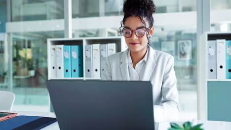 Lesebrille,-Laptop-Und-Berufstätige-Frau