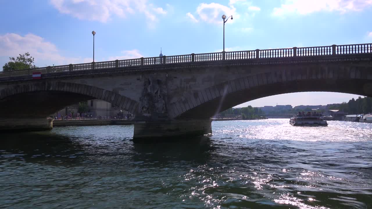 파리 1 세느 강을 따라 여행하는 바토 무슈 강 보트의 관점 1
