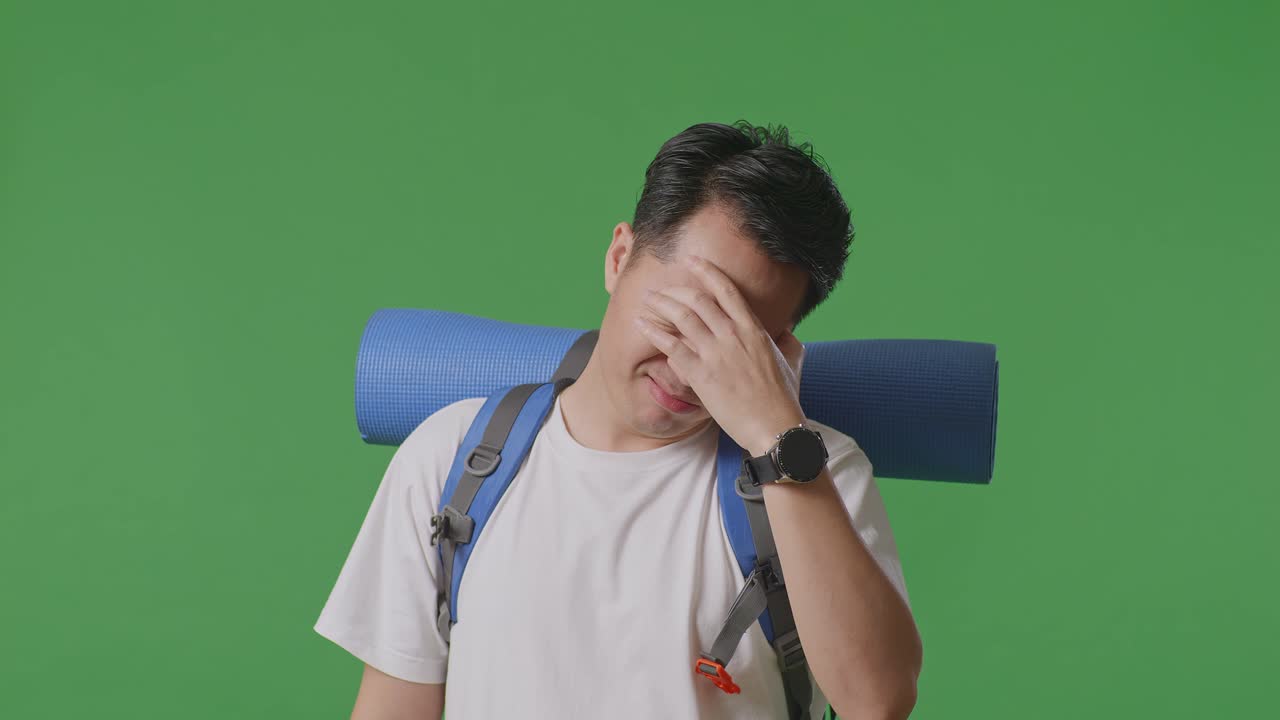 여행 중 두통 을 고 있는 사람