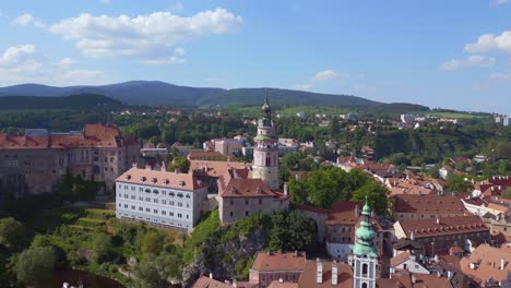 Schöner-Flug-Von-Oben-Aus-Der-Luft,-Burg-Krumlov,-Tschechische-Republik,-Cesky-In-Europa,-Sommer-2023