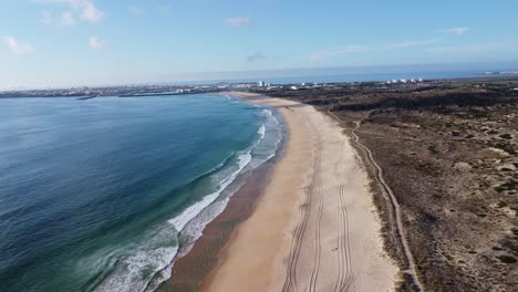 vuelo de aviones no tripulados sobre la playa de praia do medao en peniche, portugal