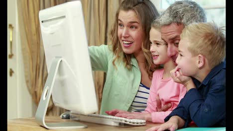 familia feliz usando la computadora