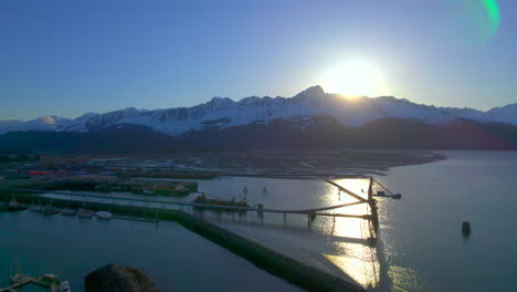 Aufgang-Und-Offenbarung-Der-Sonne-Hinter-Den-Bergen-Bei-Sonnenaufgang-In-Seward,-Alaska