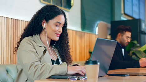 portátil, auriculares de música y mujer de la cafetería