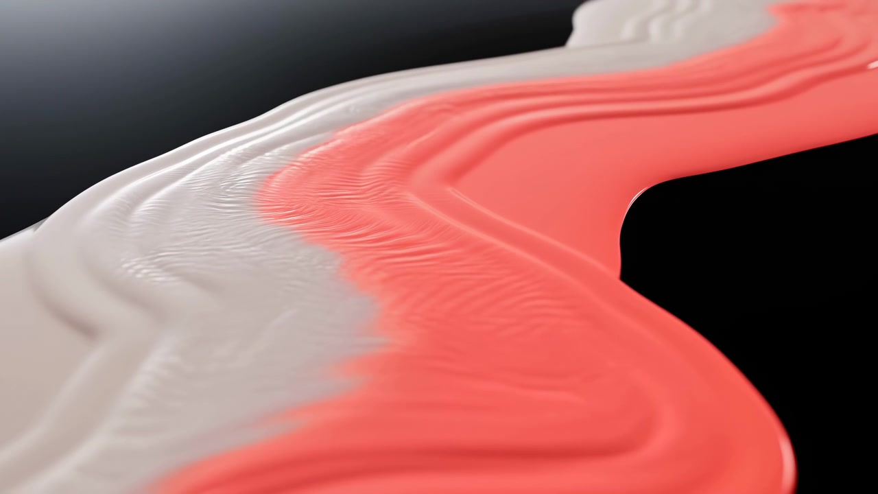 Una superficie lucida rossa e bianca scorre diagonalmente su uno sfondo nero scuro, formando pieghe liquide lisce, leggere increspature, riflessi tenui, bordi traslucidi a strati, un forte contrasto e un movimento dinamico.