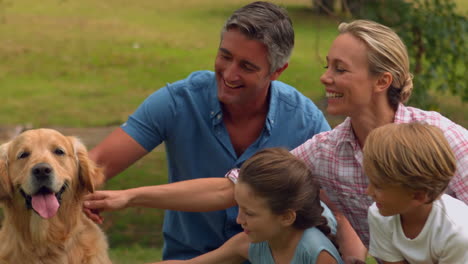 glückliche familie im park mit ihrem hund