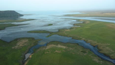 Toma-Aérea-De-Un-Embalse-Y-Un-Río-En-La-Presa-De-Tighra,-Gwalior