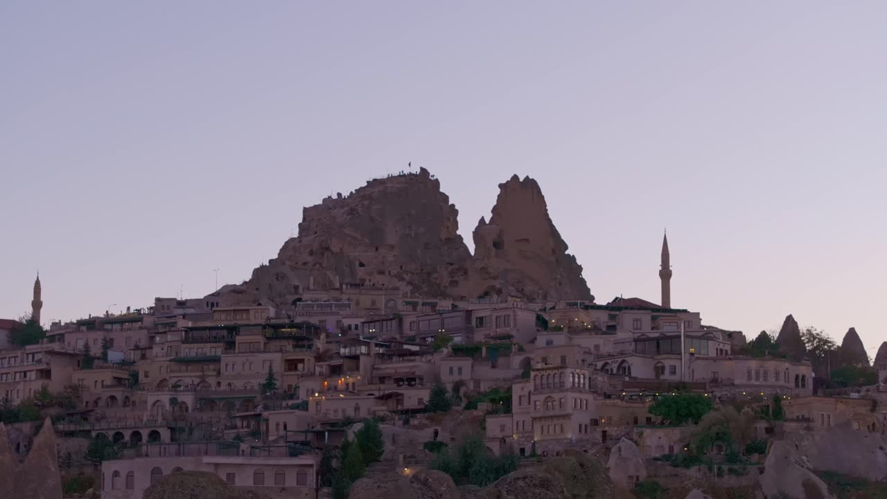 トルコのネヴシェヒルにあるウチヒサル城に沈む夕日が、黄金色の輝きを放つ。