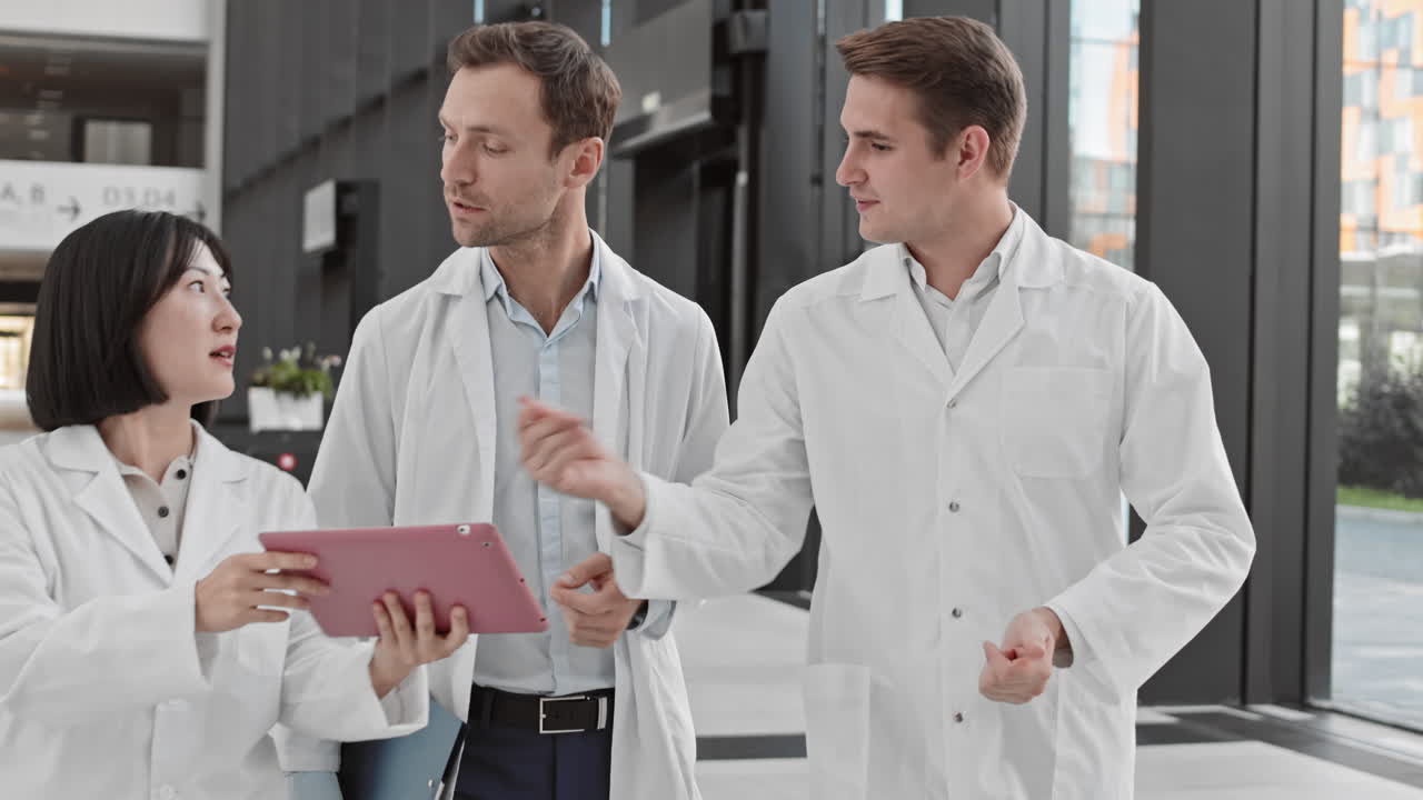 과학자들의 그룹이 클리닉을 따라가는 동안 이야기하고 있습니다.