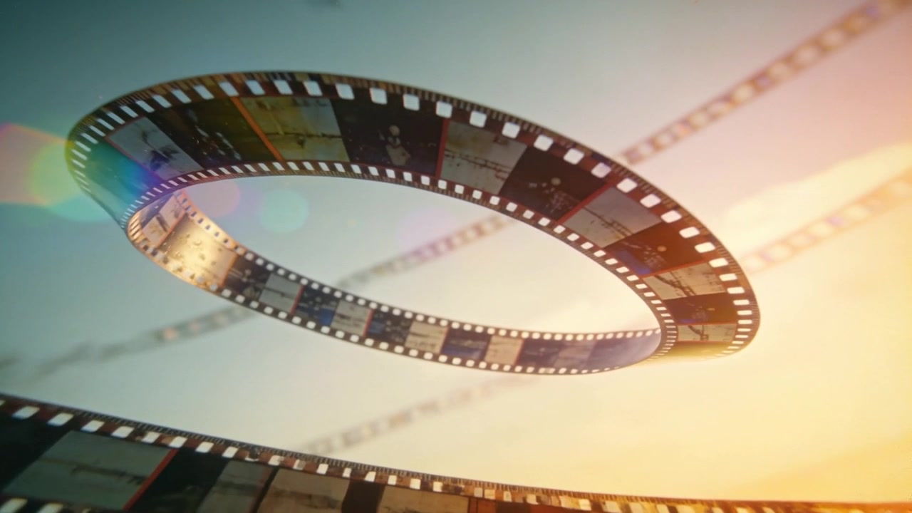 Een afspelende animatie van een glanzende 35mm filmloop die omlaag draait in een studio met lensflare, wat cinema oproept.