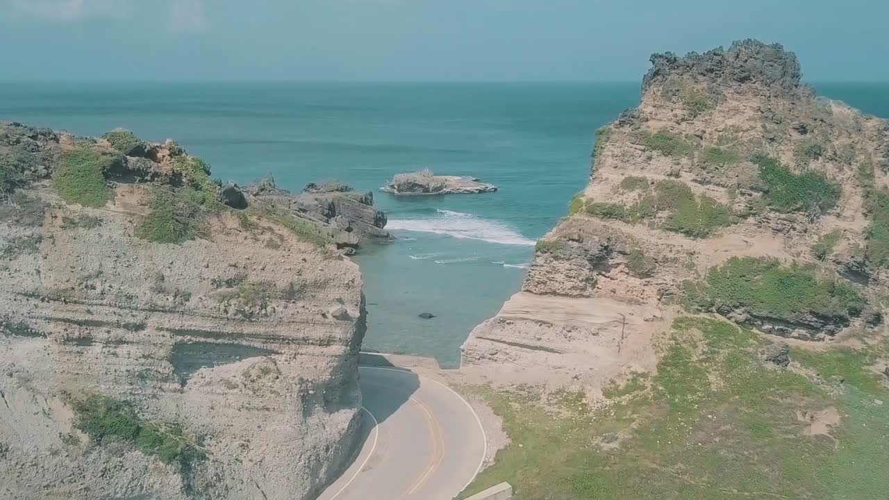 impresionante video aéreo de un país de las maravillas cinematográfico de la formación rocosa alapad en basco batanes en filipinas