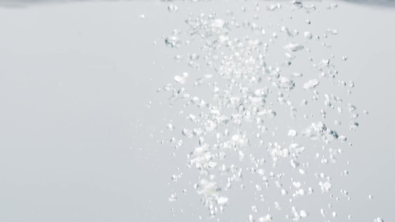 ⁇  배경 에 복사 공간 을 가지고 물 에 떨어지는 포도 의 비디오