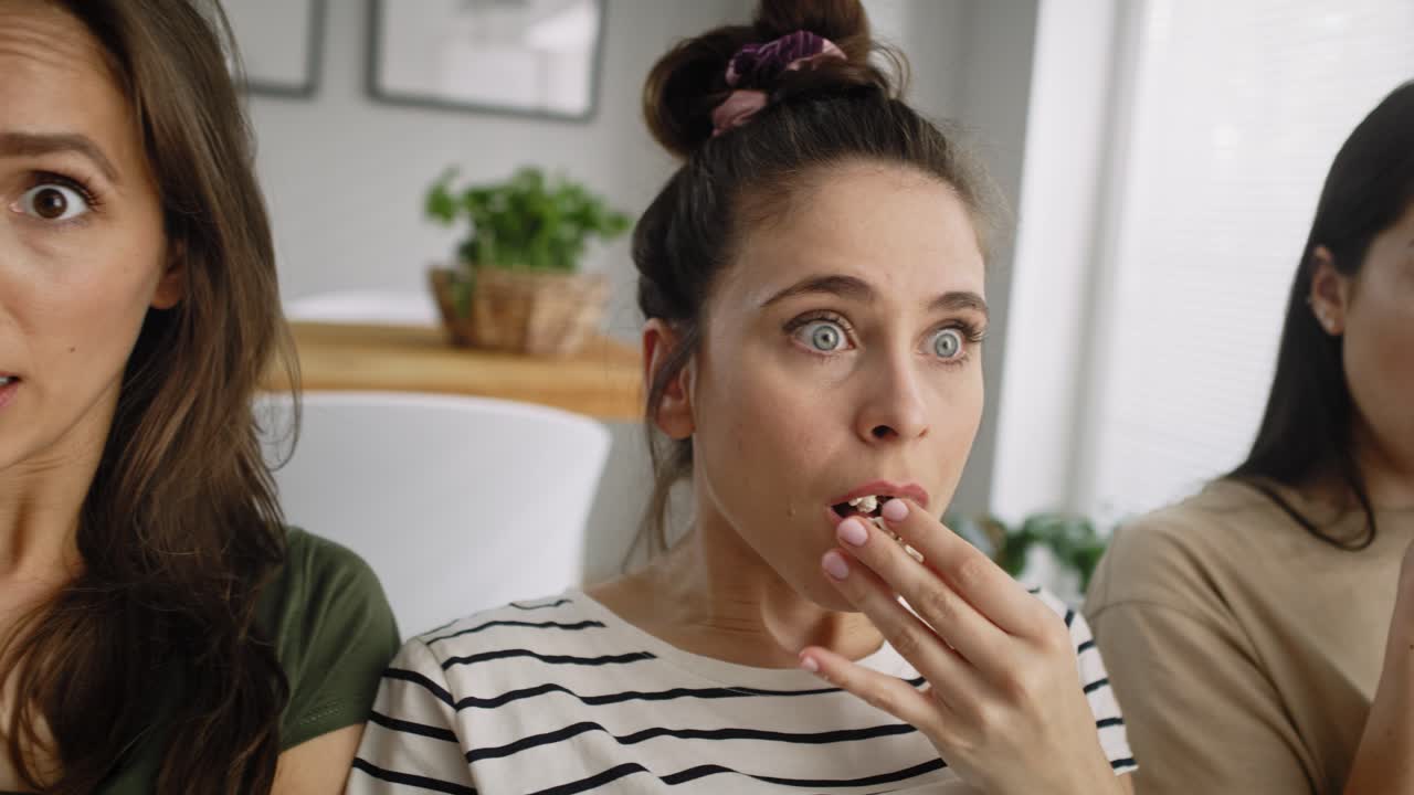 공포 영화를 보는 겁에 질린 친구들의 트래킹 비디오