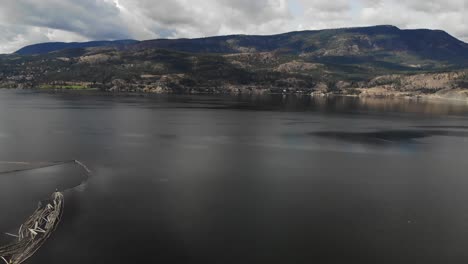 antena de drones del lago okanagan y el paisaje montañoso