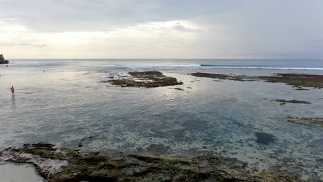 Costa-Rocosa-De-La-Playa-De-Bali-Con-Gente-Al-Azar