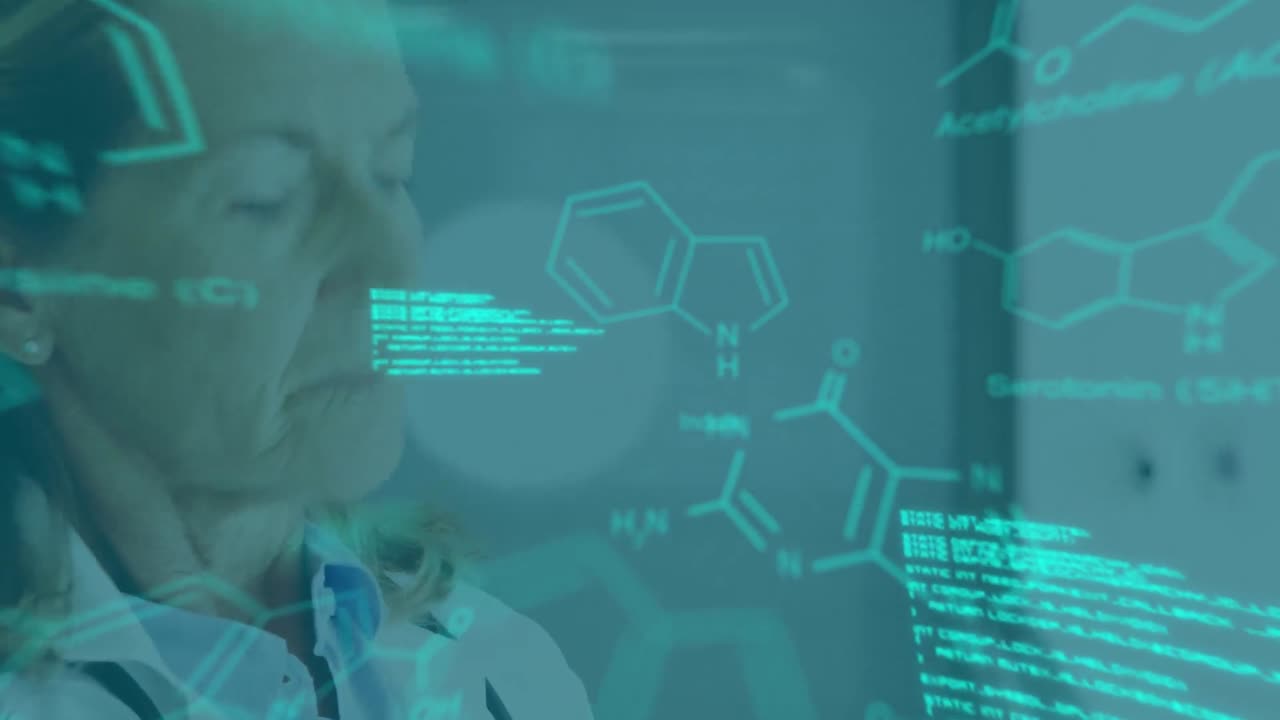 animación del procesamiento de datos científicos sobre la mujer caucásica médico sénior