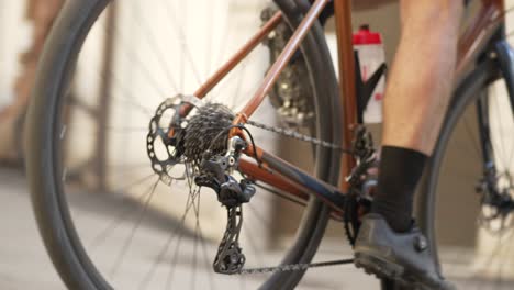 Spinnende-Fahrradkette-Aus-Nächster-Nähe-Vor-Dem-Start-Der-Radtour