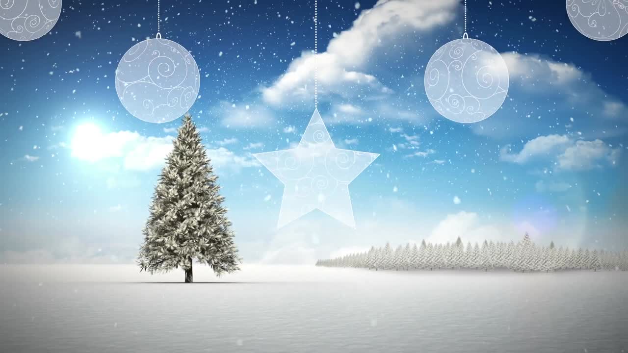 겨울 풍경에 크리스마스 트리 위에 떨어지는 눈에 걸려있는 크리스마스 장식