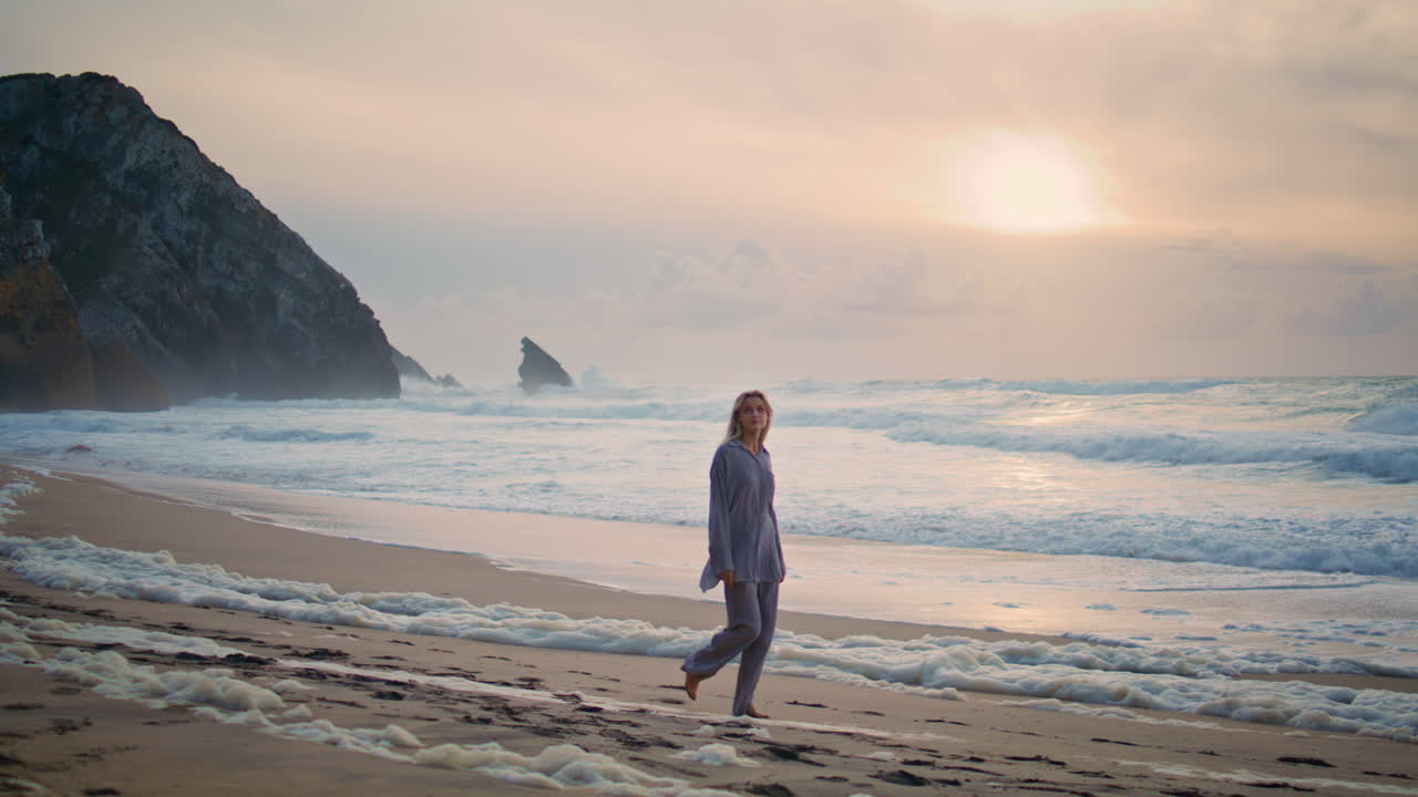 여름 저녁에 놀라운 해변을 는 소녀, 바다를 상하는 편안한 여행자