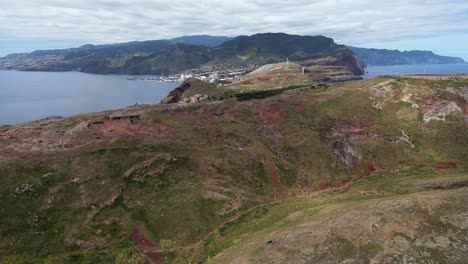 vista aérea hacia ponta de sau lourenco, madeira, valles de montañas volcánicas rutas de senderismo paisaje, portugal