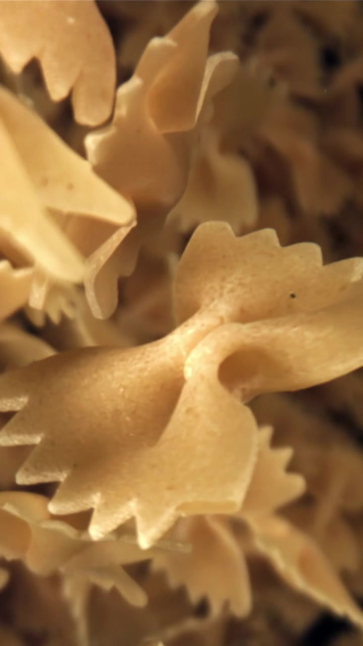 Primo piano di farfalle secche che cadono
