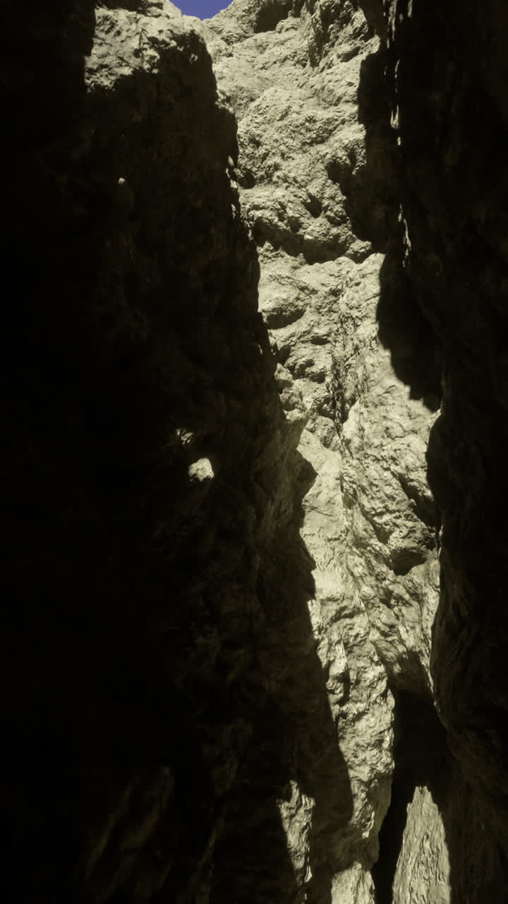 interior de la cueva con luz solar